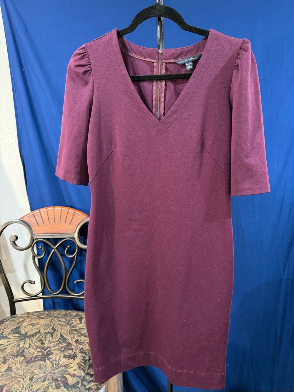 BANANA REPUBLIC - Women's V-Neck Short Sleeve Shift Dress in Deep Plum